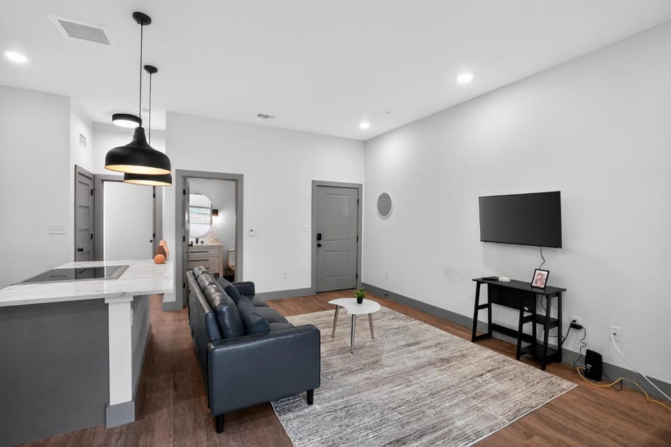 Spacious 2-bedroom with modern finishes Apartment in Austin