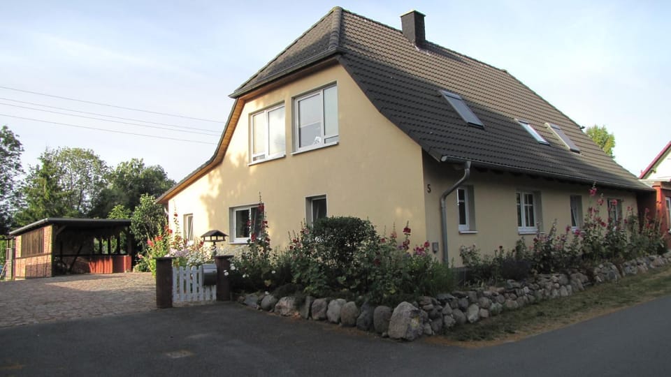 Property building, Facade/entrance, Garden, Street view