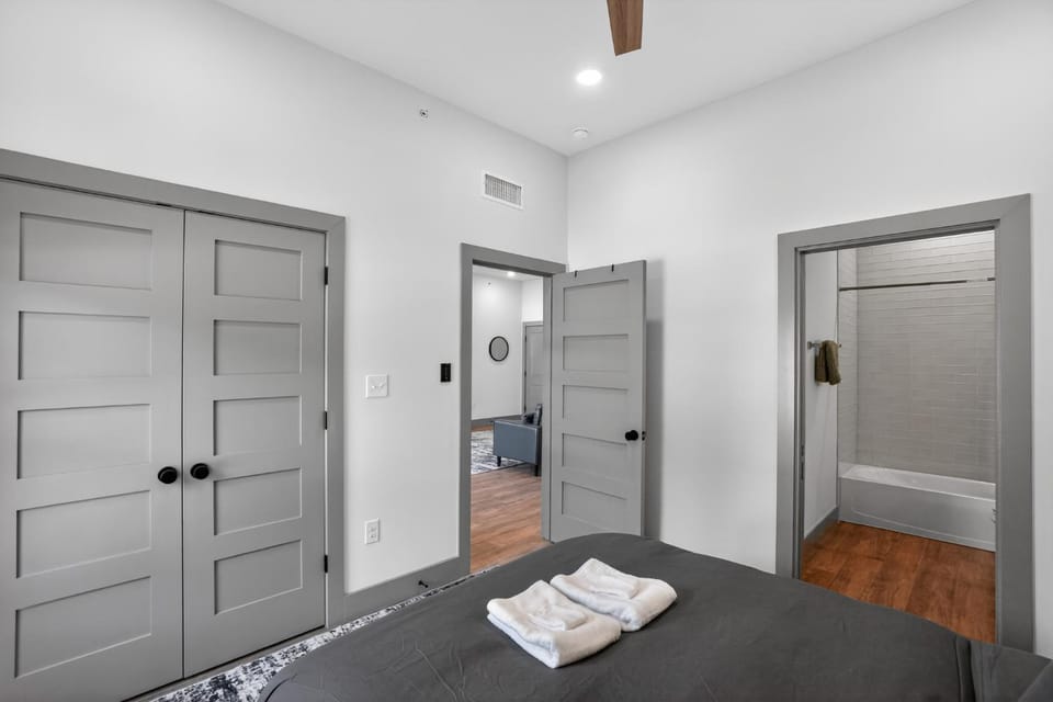 Elegant 2-bedroom with upscale finishes throughout Apartment in Austin