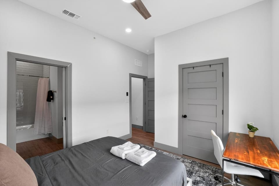 Elegant 2-bedroom with upscale finishes throughout Apartment in Austin
