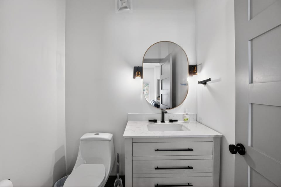 Elegant 2-bedroom with upscale finishes throughout Apartment in Austin