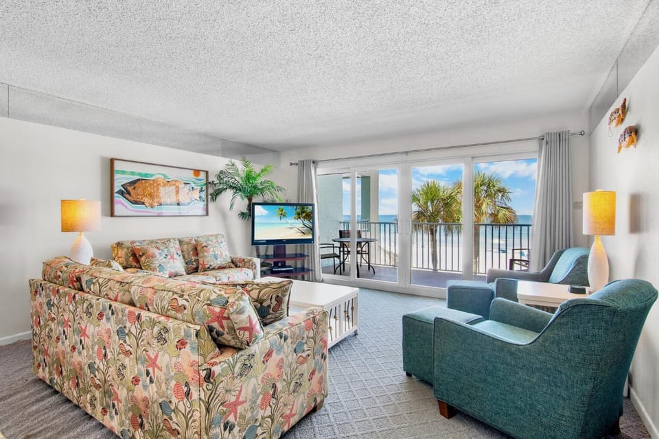 Day, TV and multimedia, View (from property/room), Balcony/Terrace, Living room, Seating area, Sea view, furniture, towels