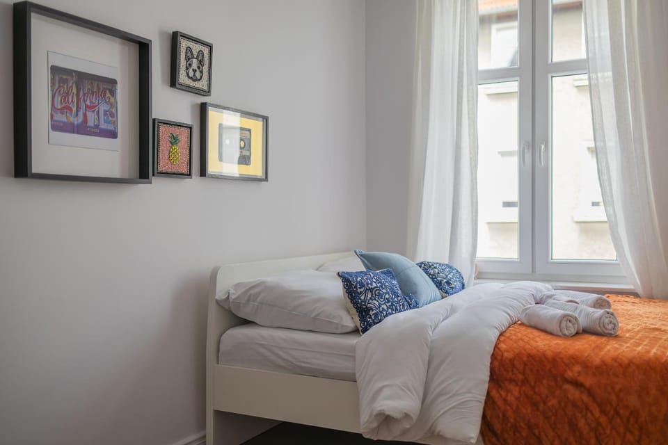 Bed, Living room, Photo of the whole room, Seating area, Bedroom