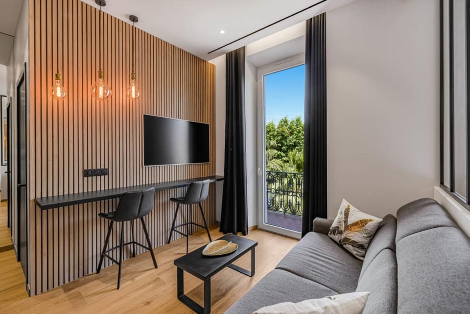 TV and multimedia, Seating area, Dining area