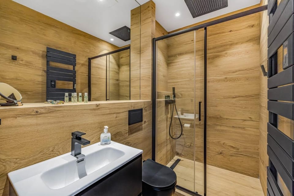 Shower, Toilet, Bathroom, towels
