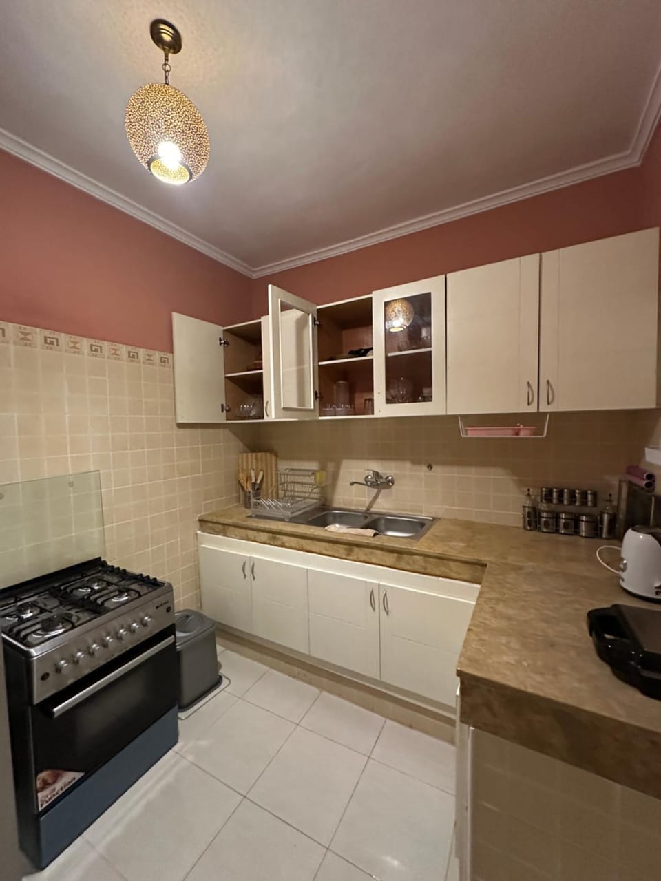 Kitchen or kitchenette, minibar, stove