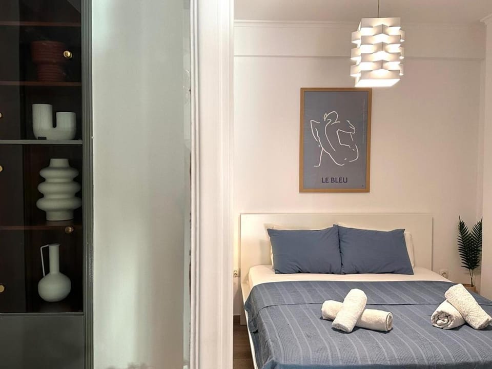 Modern Flat by Flisvos Marina & Trocadero Apartment in South Athens