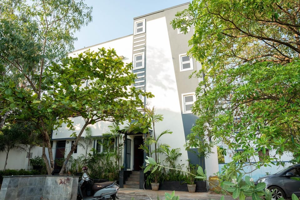 Property building, Day, Garden, Parking