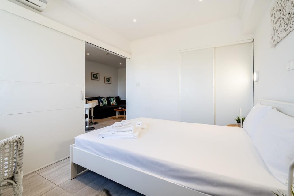 Bed, Photo of the whole room, wardrobe