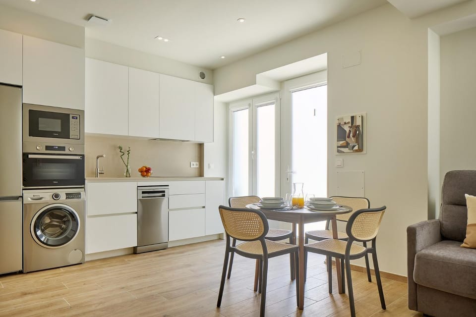 Kitchen or kitchenette, Dining area, dishwasher, oven, stove, toaster, washing machine