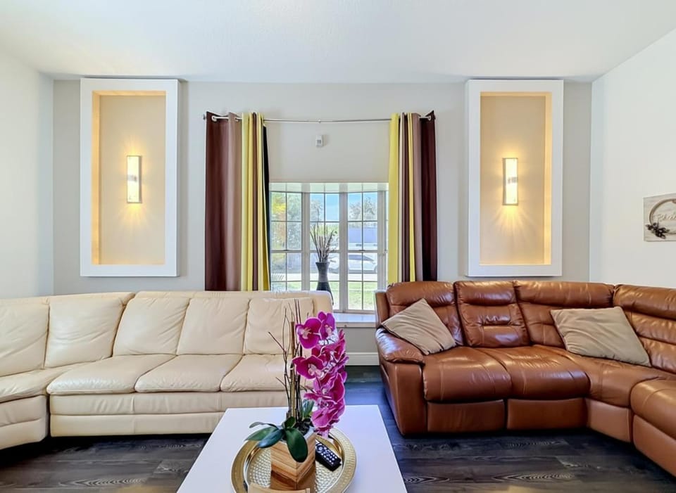 5 Bed Pool SPA Mini golf 5 miles to beach House in Boynton Beach