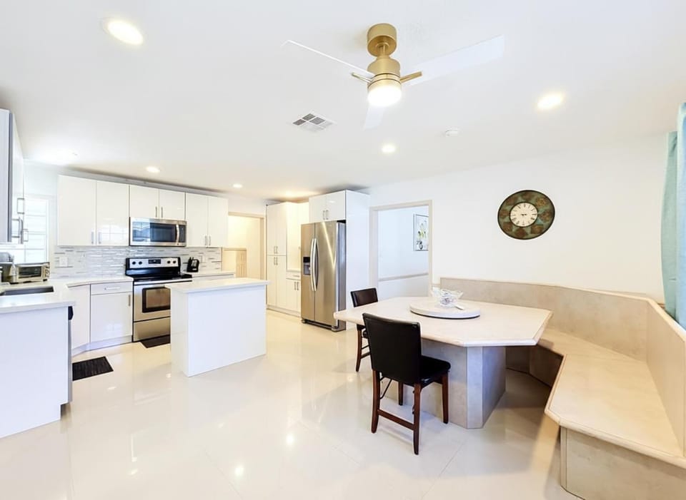 5 Bed Pool SPA Mini golf 5 miles to beach House in Boynton Beach