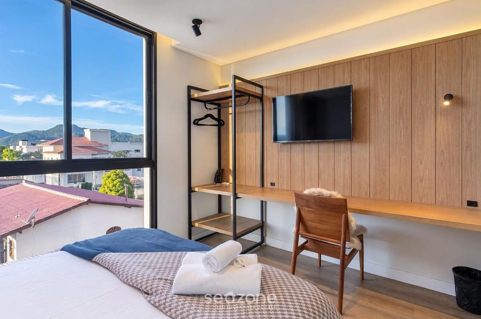 Bed, TV and multimedia, Bedroom, Mountain view