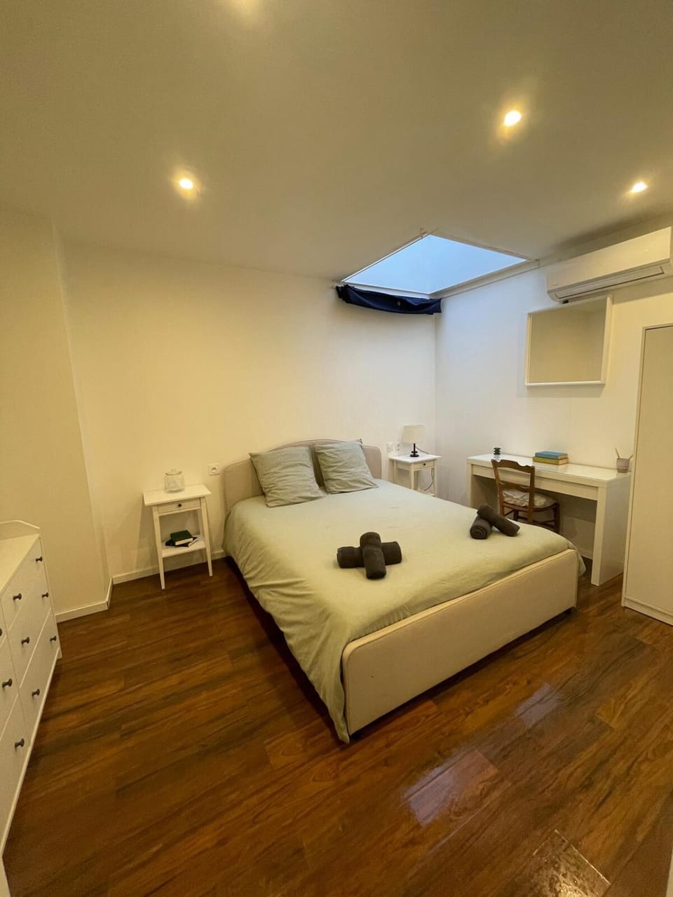 Bed, Photo of the whole room, Seating area, Bedroom, towels