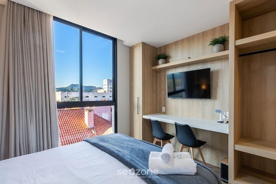 Bed, TV and multimedia, Bedroom, City view