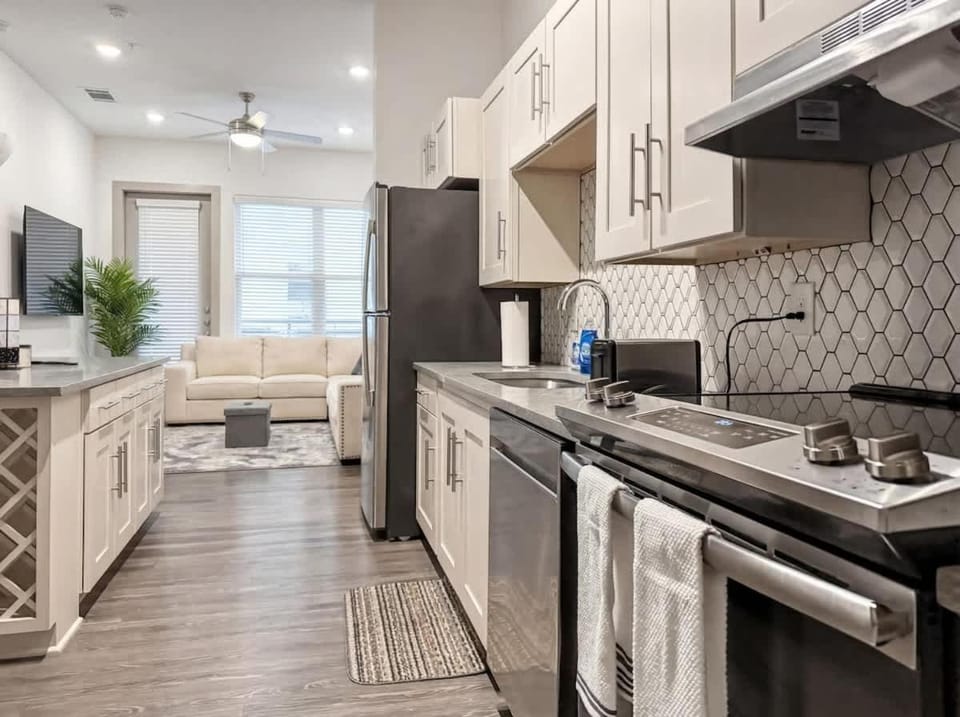 Stunning Lake Views - DART Train - Gym & Pool Apartment in Irving