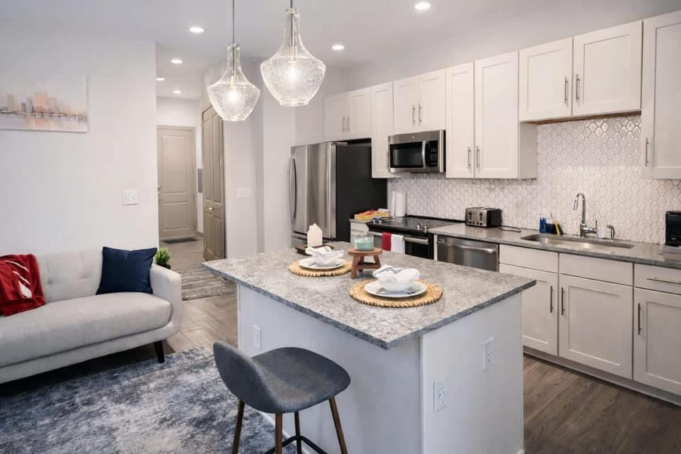 Gorgeous Luxury Lake View Suite - Gym & Pool Apartment in Irving