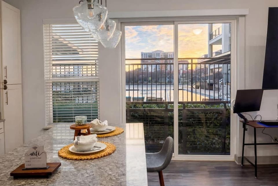 Gorgeous Luxury Lake View Suite - Gym & Pool Apartment in Irving