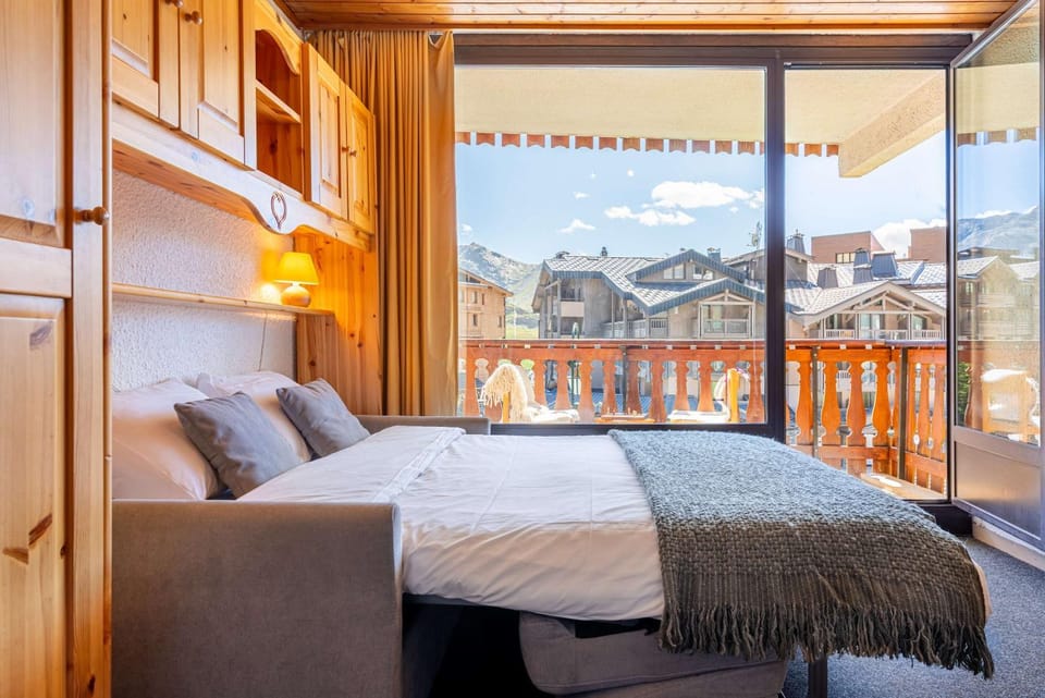 Residence Les Eterlous, Ski In-Out with WiFi in Val Thorens, "V4" by Versant Collection Apartment in Val Thorens