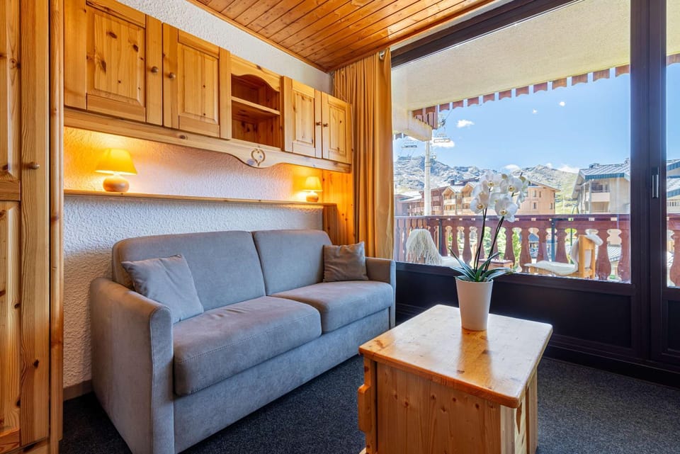 Residence Les Eterlous, Ski In-Out with WiFi in Val Thorens, "V4" by Versant Collection Apartment in Val Thorens