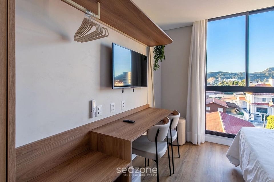Bed, TV and multimedia, Bedroom, City view