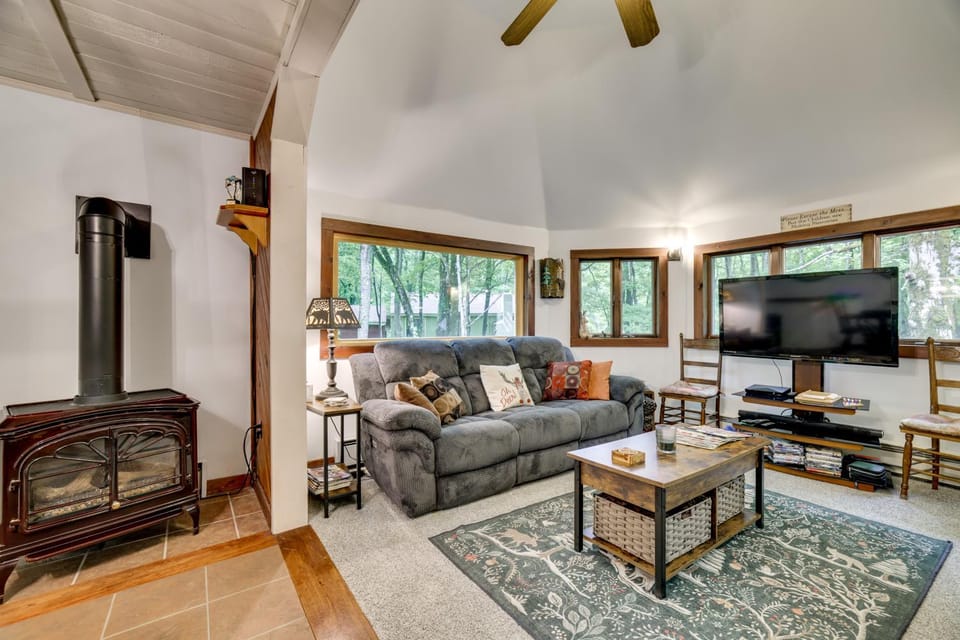 Game Room, Deck & Fire Pit! Pocono Mtn House House in Tunkhannock Township