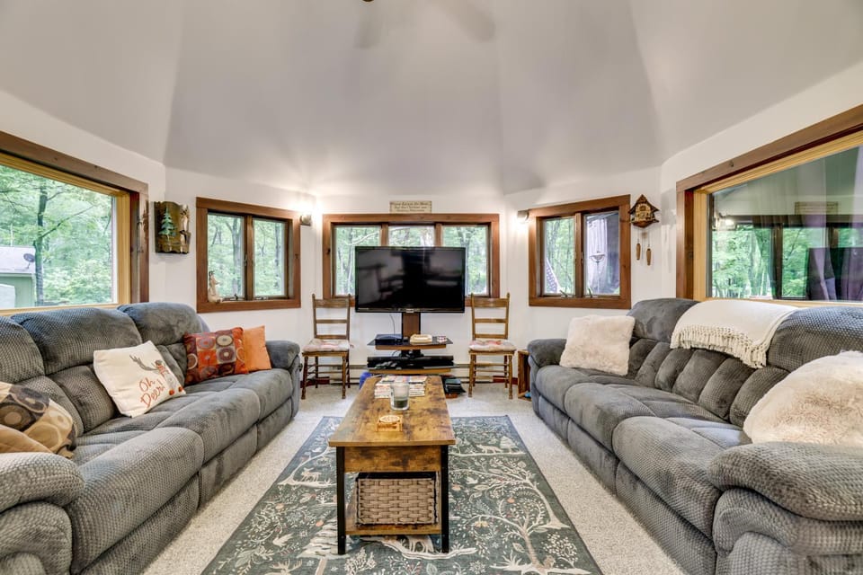 Game Room, Deck & Fire Pit! Pocono Mtn House House in Tunkhannock Township
