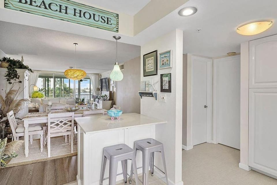 Two Bedroom Condo with Oceanfront Balcony and Water Views Apartment in Highland Beach