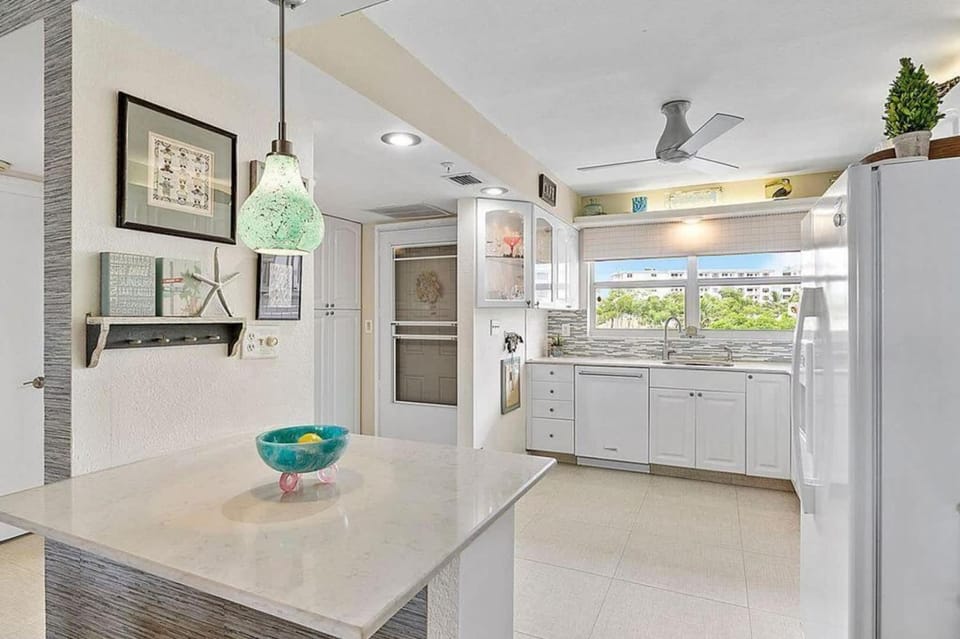 Two Bedroom Condo with Oceanfront Balcony and Water Views Apartment in Highland Beach