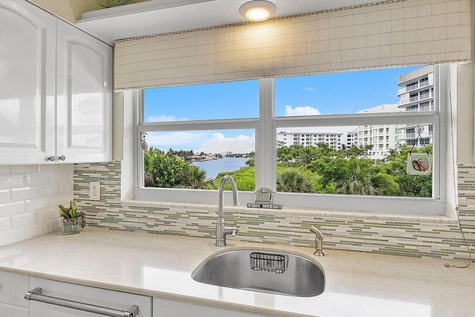 Two Bedroom Condo with Oceanfront Balcony and Water Views Apartment in Highland Beach