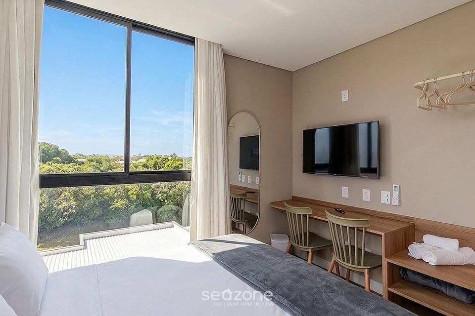 Bed, TV and multimedia, View (from property/room), Seating area, Bedroom