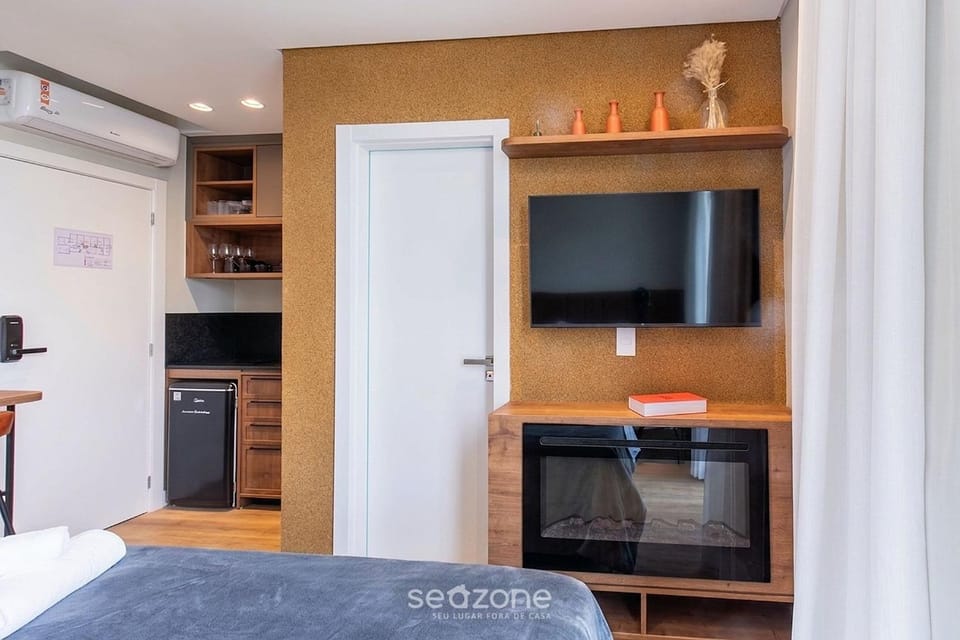 Bed, TV and multimedia, Kitchen or kitchenette, Seating area, Bedroom