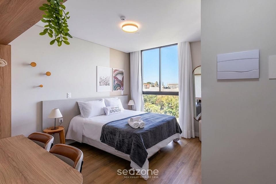 Bed, TV and multimedia, View (from property/room), Seating area, Bedroom