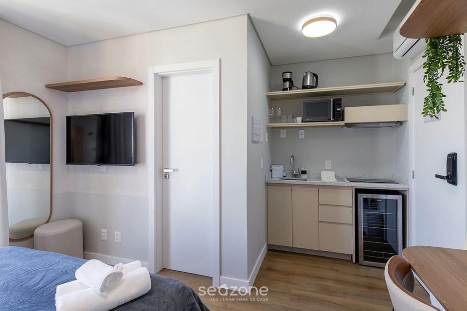 TV and multimedia, Kitchen or kitchenette, Seating area, Bedroom