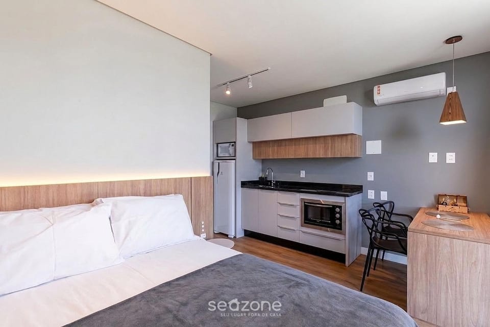 Bed, Kitchen or kitchenette, Seating area, Bedroom