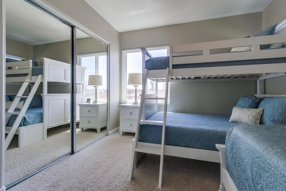 Spacious Belmont Beach House - Walk Everywhere House in Mission Beach