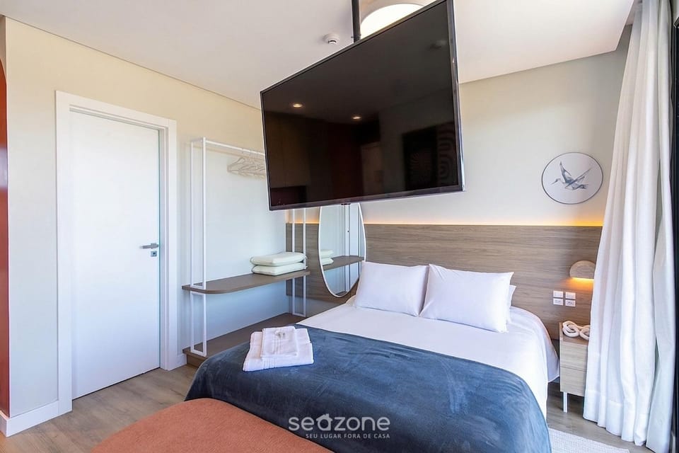 Bed, TV and multimedia, View (from property/room), Bedroom
