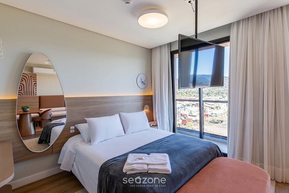 Bed, TV and multimedia, View (from property/room), Seating area, Bedroom