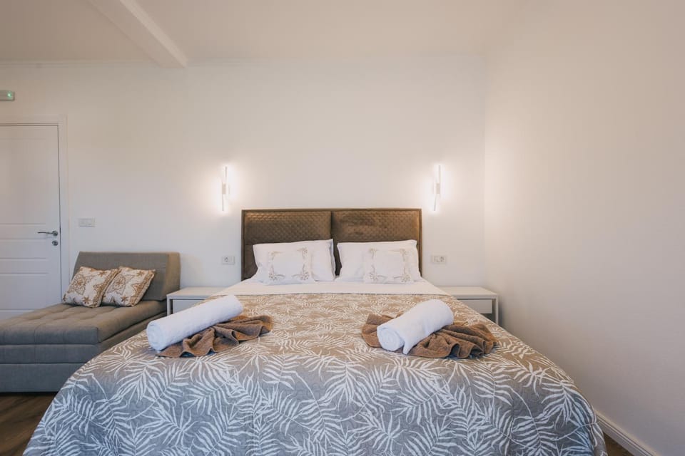 Bed, Bedroom, towels