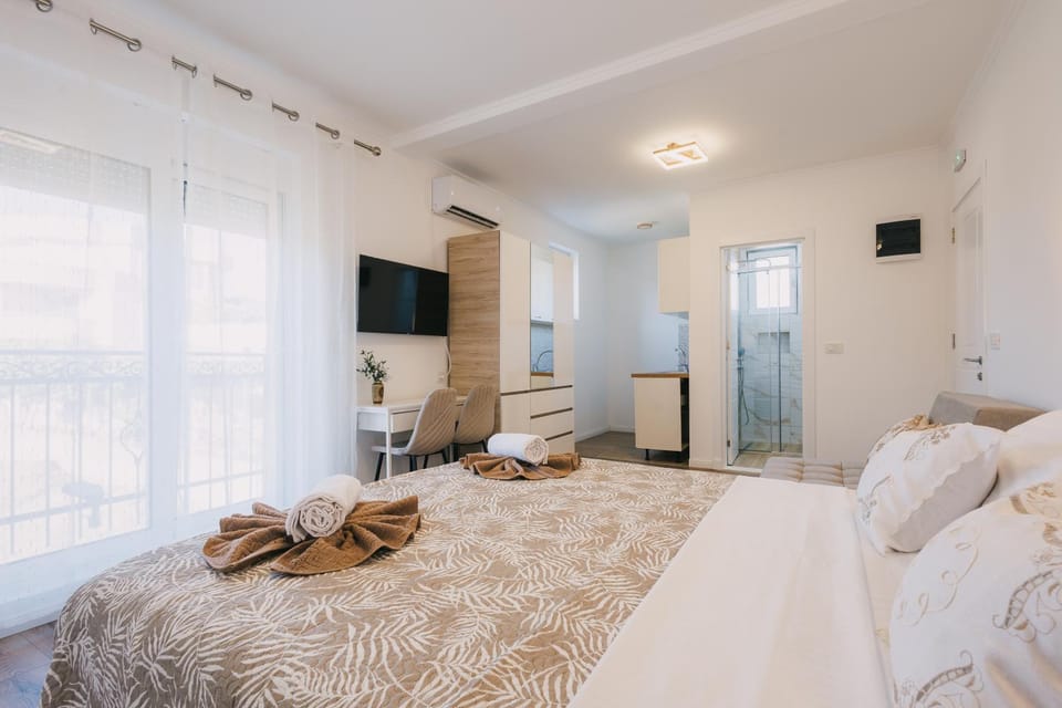 wardrobe, air conditioner