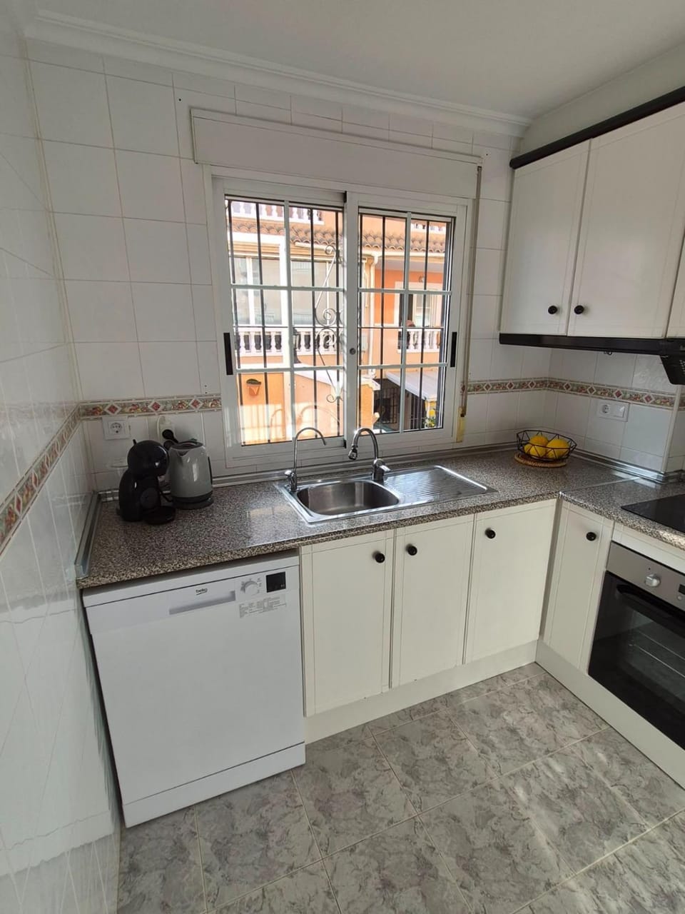 Coffee/tea facilities, dishwasher, kitchen