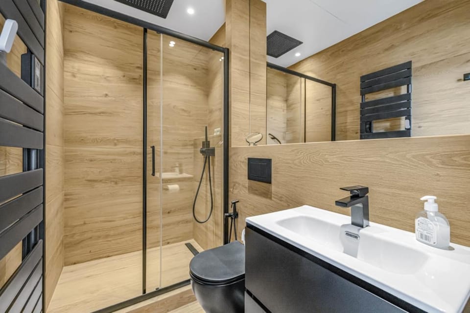 Shower, Toilet, Bathroom, towels