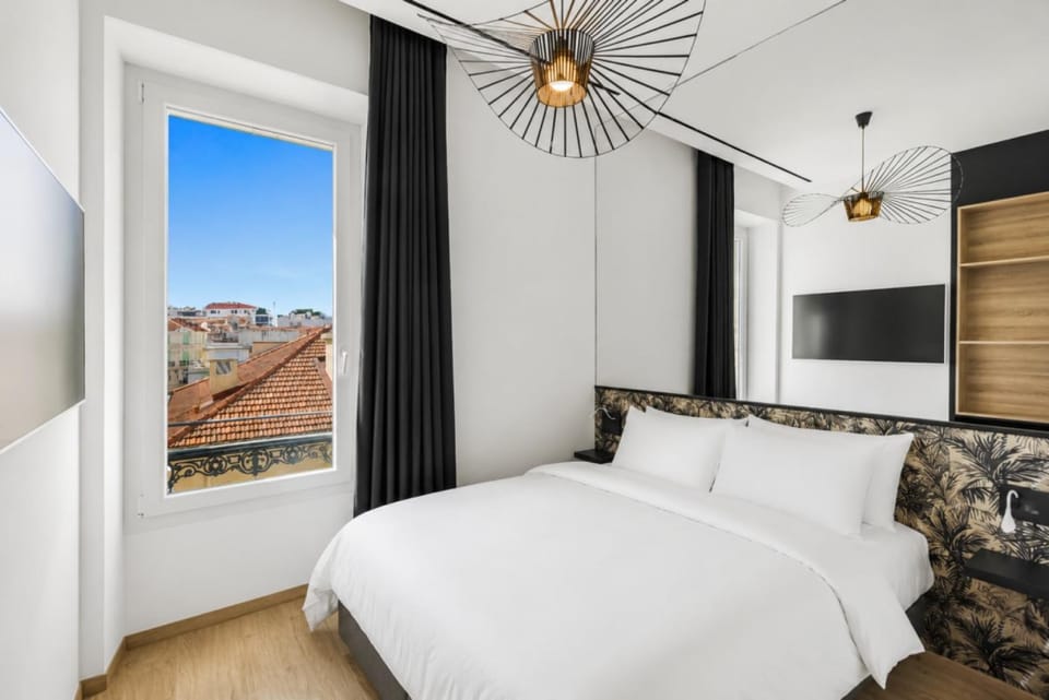 Bed, TV and multimedia, Photo of the whole room, Bedroom