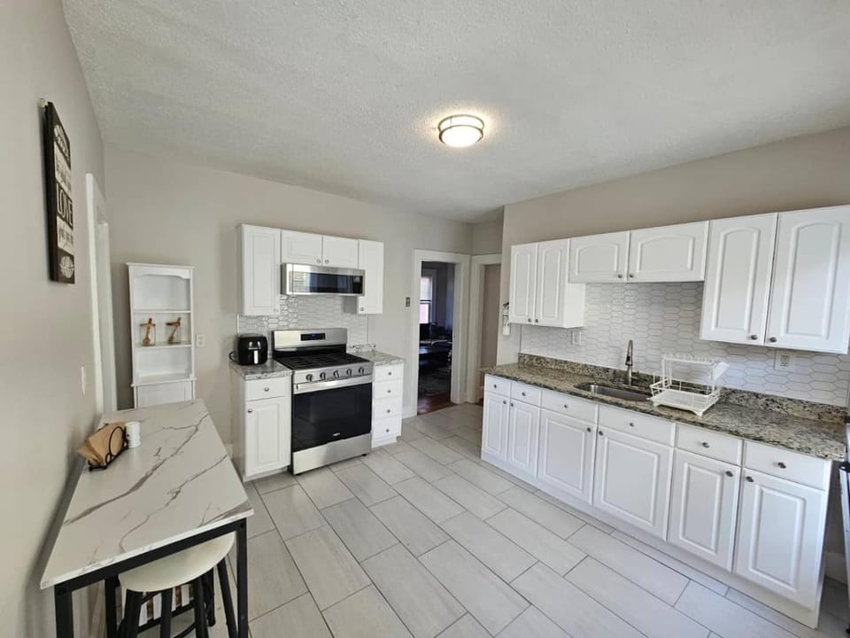 Stylish 3BR King Bed Ideal for Professionals Apartment in Quincy