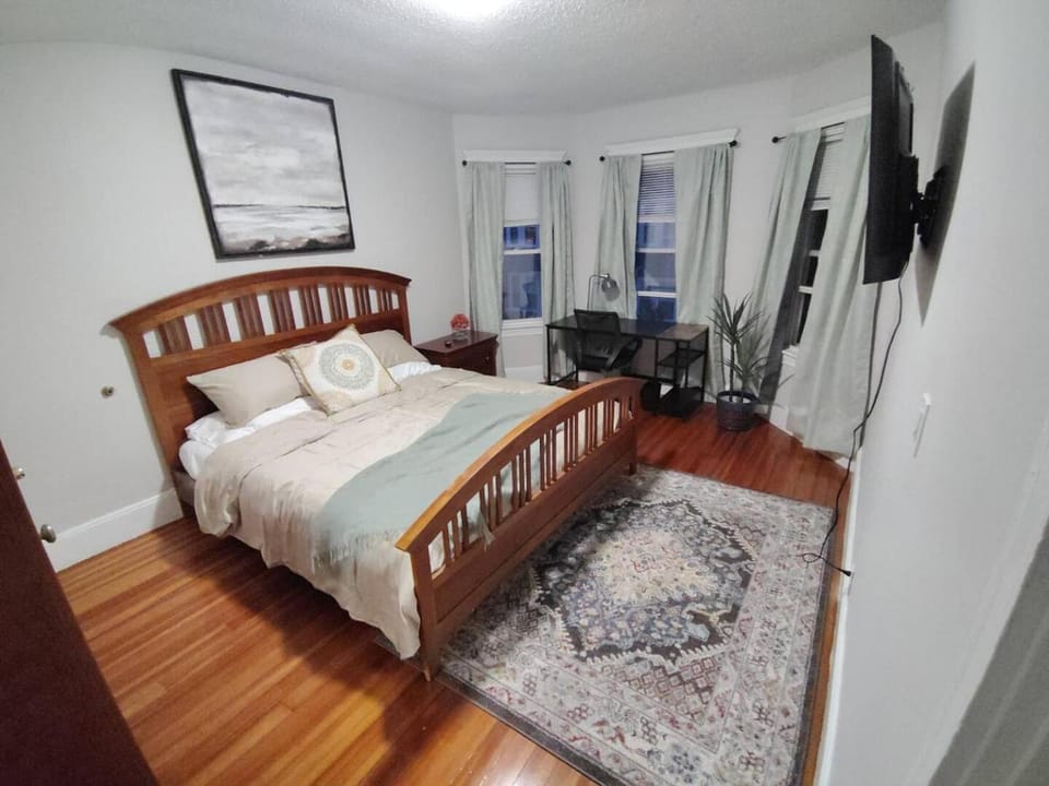 Stylish 3BR King Bed Ideal for Professionals Apartment in Quincy