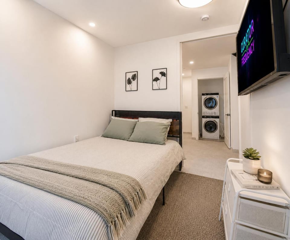 Bed, TV and multimedia, Bedroom