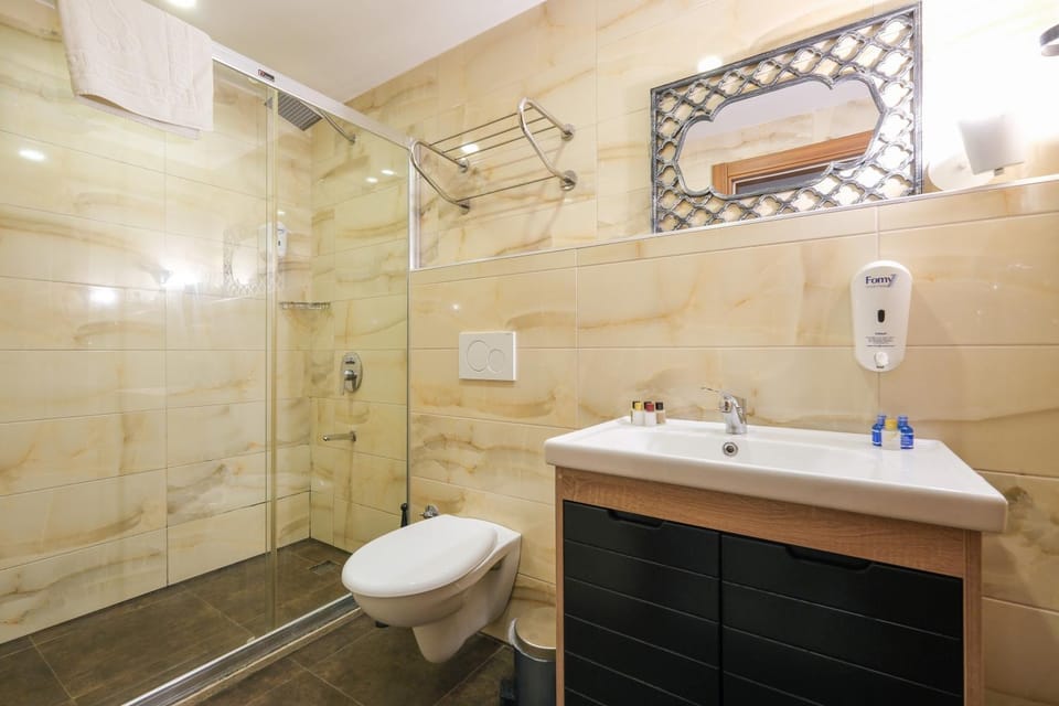Shower, Toilet, Bathroom, towels