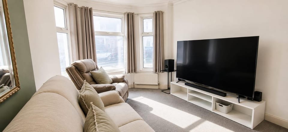 Family Home Near Beach Contractors welcome Sleeps6 House in Folkestone