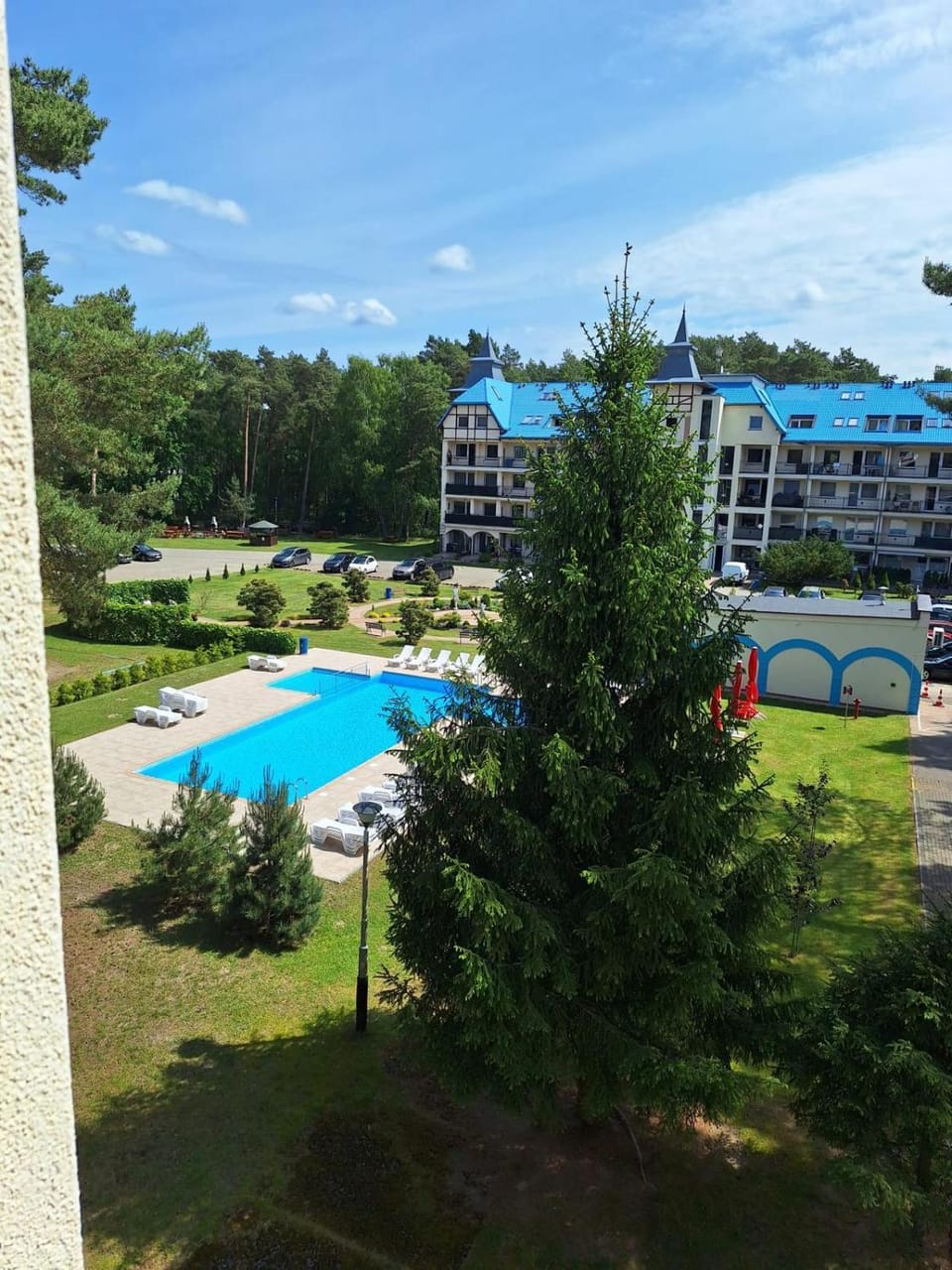Property building, Spring, Day, Natural landscape, Garden, Garden view, Pool view, Swimming pool, sunbed