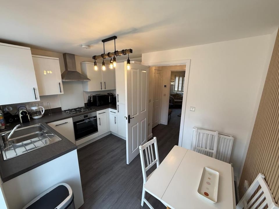 Hampton Haven - Quiet-3 big Bedrooms-Fast WiFi-Parking-3 bathrooms House in Huntingdonshire District